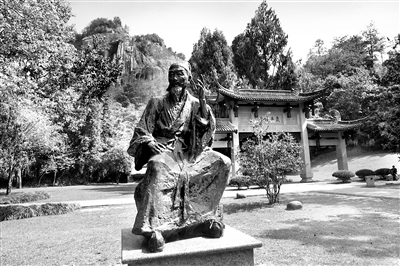 武夷山朱熹園的朱熹雕像。朱熹認為,治學修身要像格物致知一樣,循著其內在理序漸進。(資料圖片)